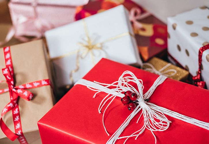 photo-of-christmas-presents-749354 725 x 500