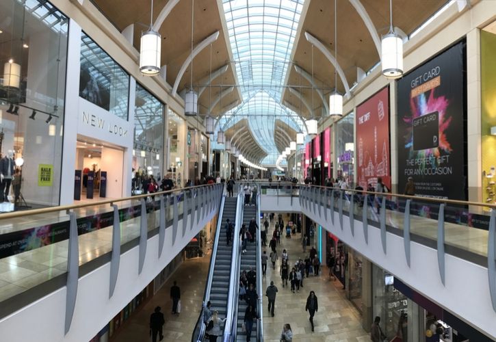 Shopping centre escalator 725 x 500