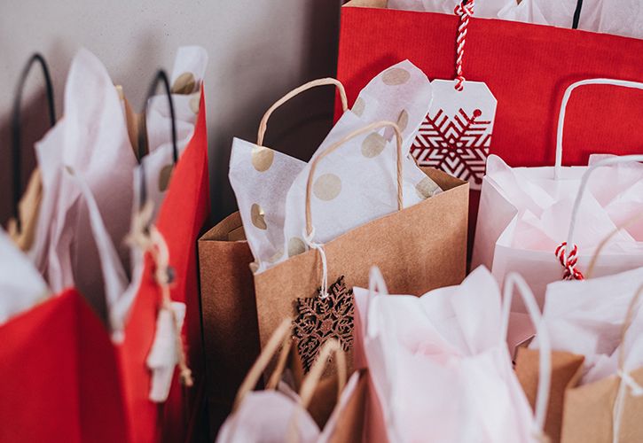 Christmas shopping gift bags 725 x 500