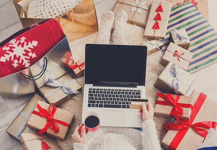 Prostock-Studio Christmas shopping laptop online iStock-624893634