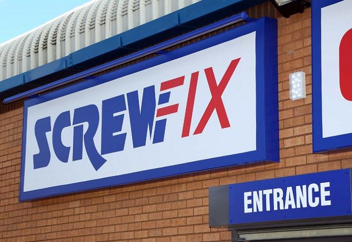 Screwfix Sign and entrance 725 x 500