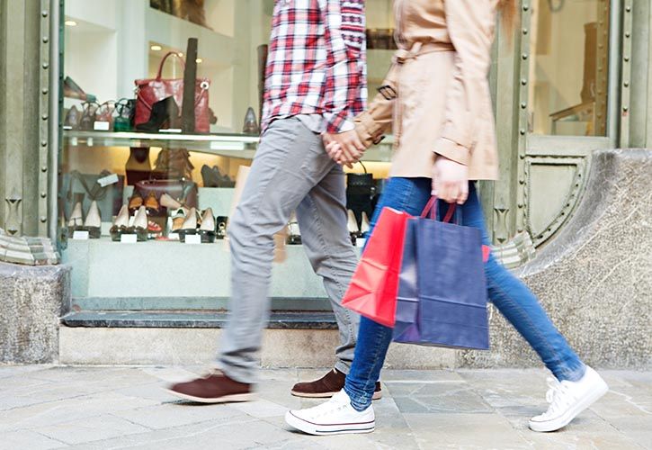 Couple walking with shopping bags 725 x 500