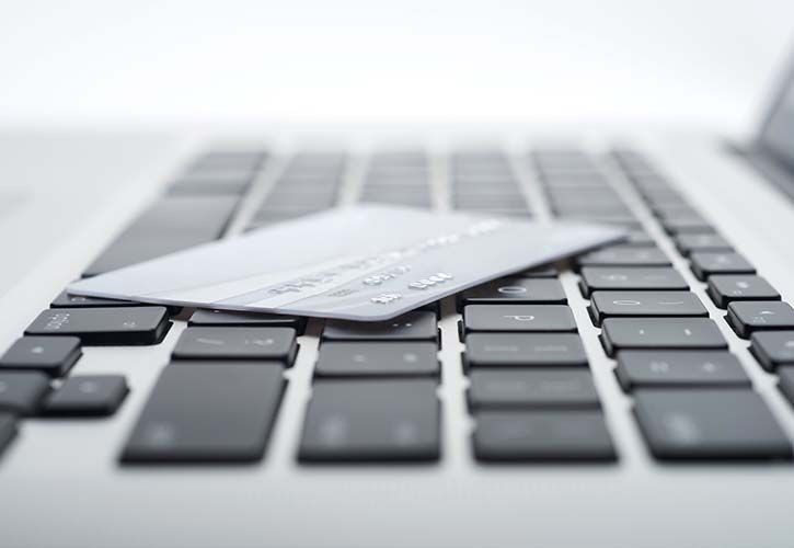 Laptop and card shutterstock_116422102 725 x 500