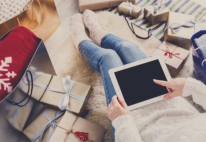 Woman christmas shopping online with tablet AS Milkos - 725 x 500