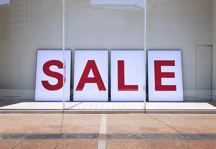 Sale sign in window - shutterstock_291593120 - 725 x 500