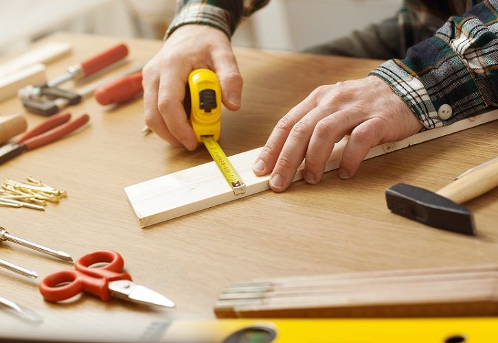 Tape measure, wood, tools shutterstock_271173827 725 x 500