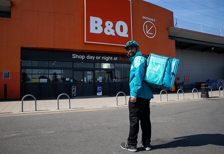 /live/news/wysiwyg/BQ store and Deliveroo driver.jpg