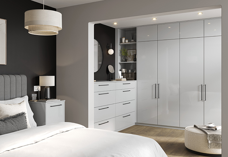 /live/news/wysiwyg/Howdens Hockley Gloss Dove Grey bedroom .jpg