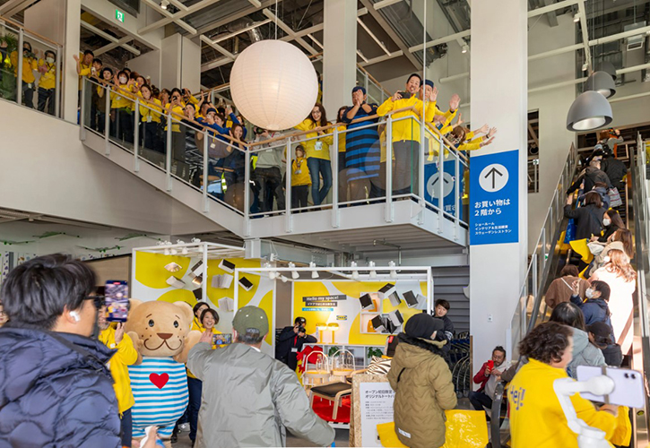 /live/news/wysiwyg/IKEA Japan opening day stairs customers.jpg