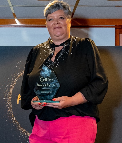 /live/news/wysiwyg/Karen Coombes with award 500.jpg